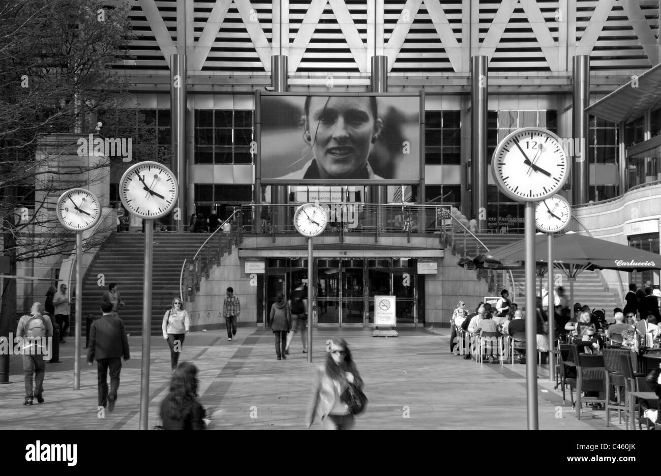 Horloges en face de One Canada Square, Canary Wharf, London, UK. L'Europe. Banque D'Images