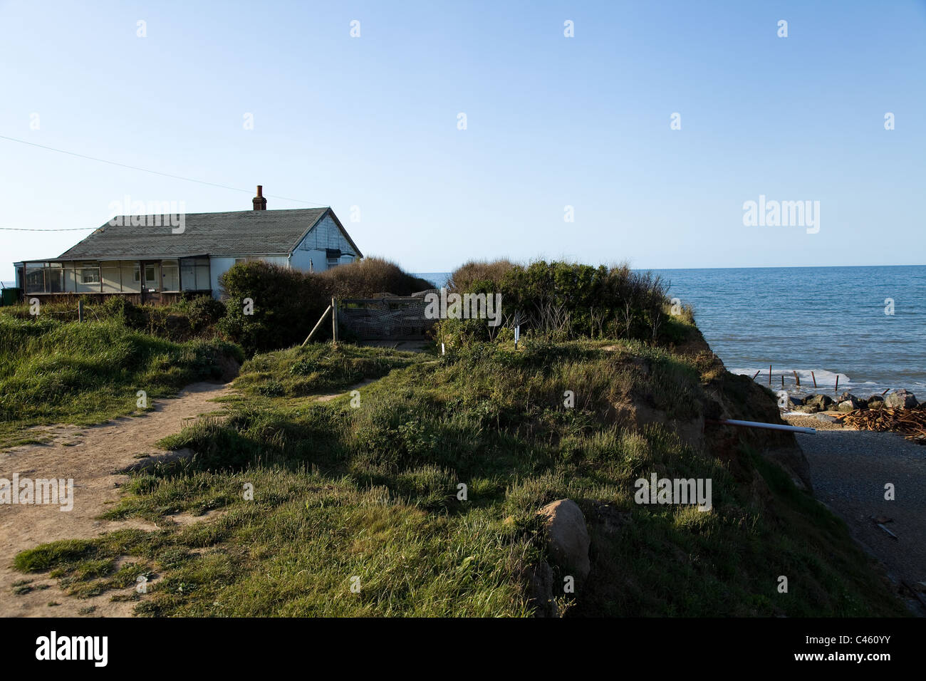 Ce sont des maisons dans Beach Road Happisburgh, Norfolk qui sont dus à la démolition bientôt (2011) en raison de l'érosion des falaises au bord de la mer. Banque D'Images