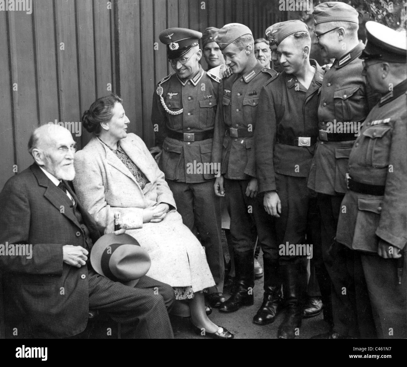 Winifred Wagner, Karl Runkwitz avec les membres de la Wehrmacht, 1940 Banque D'Images
