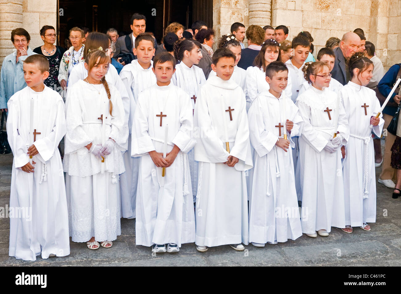 Groupe de jeunes garçons et filles à l'extérieur de l'église catholique après confirmation - France. Banque D'Images