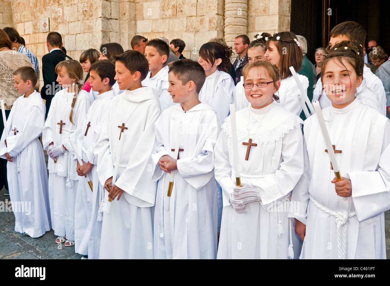 Groupe de jeunes garçons et filles à l'extérieur de l'église catholique après confirmation - France. Banque D'Images