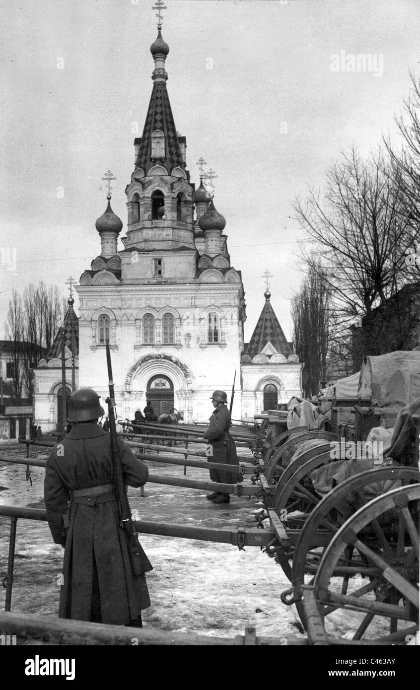 Soldats allemands devant une église à Minsk, 1918 Banque D'Images