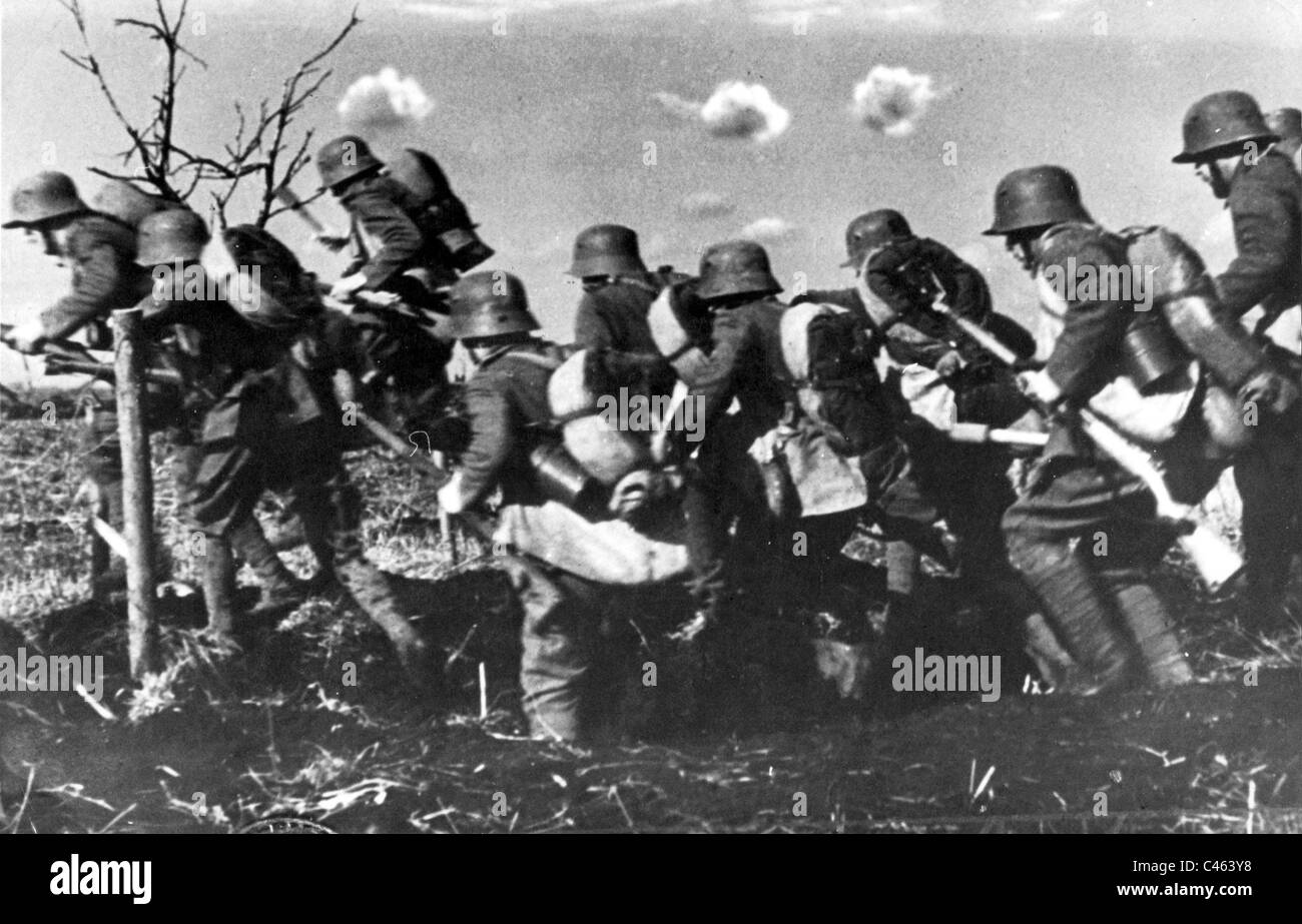 Les troupes d'attaque allemande d'attaquer, 1918 Banque D'Images