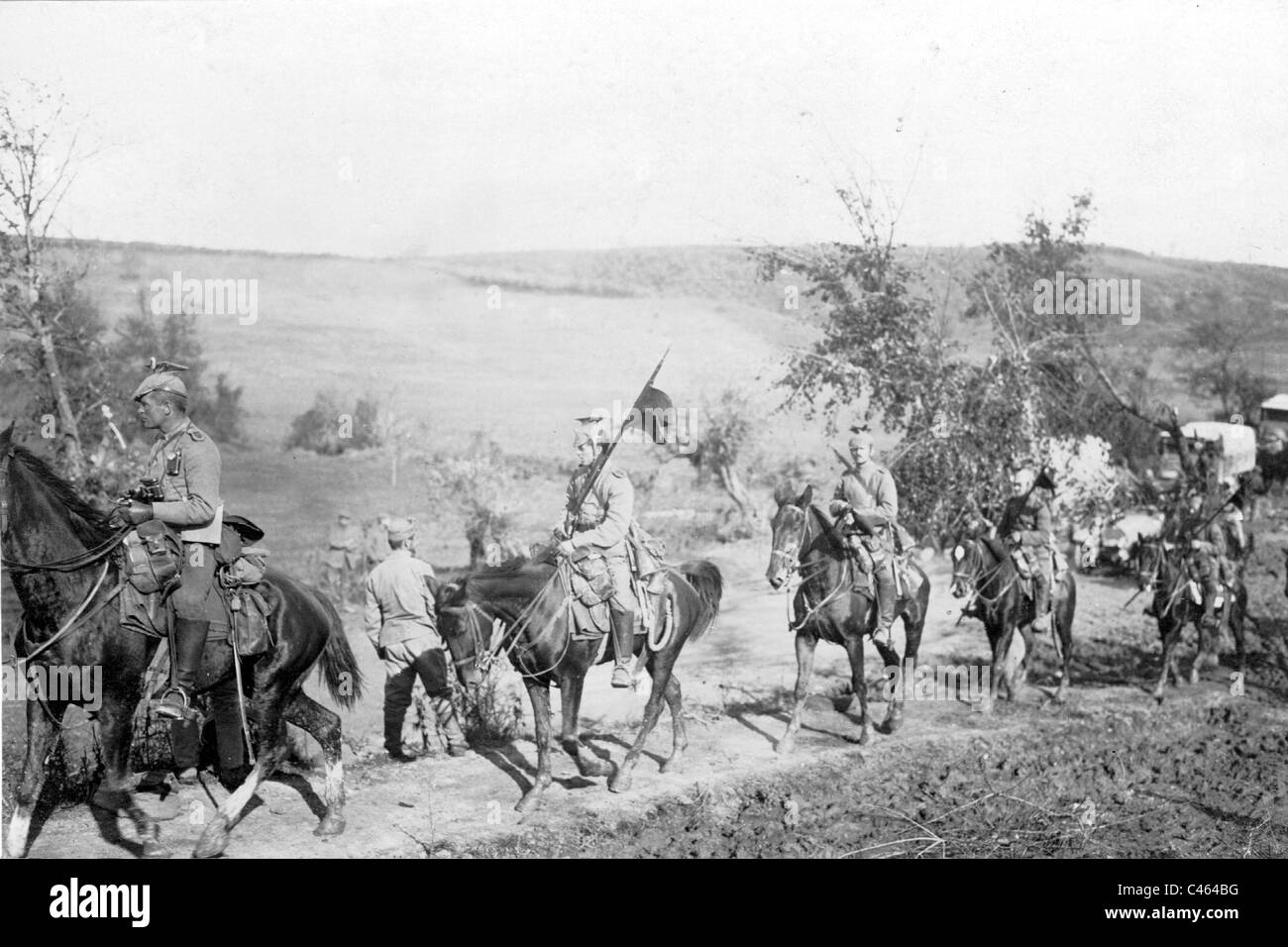 Uhlan allemand patrouille dans la campagne des Balkans, 1915 Banque D'Images