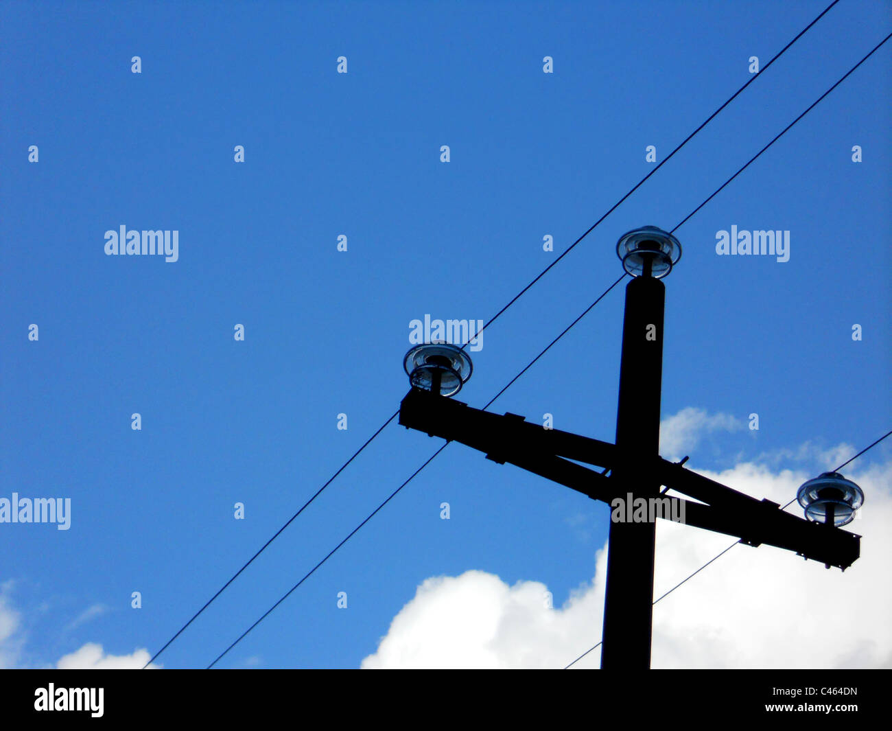 L'énergie électrique de transport avec le fond de ciel bleu Banque D'Images