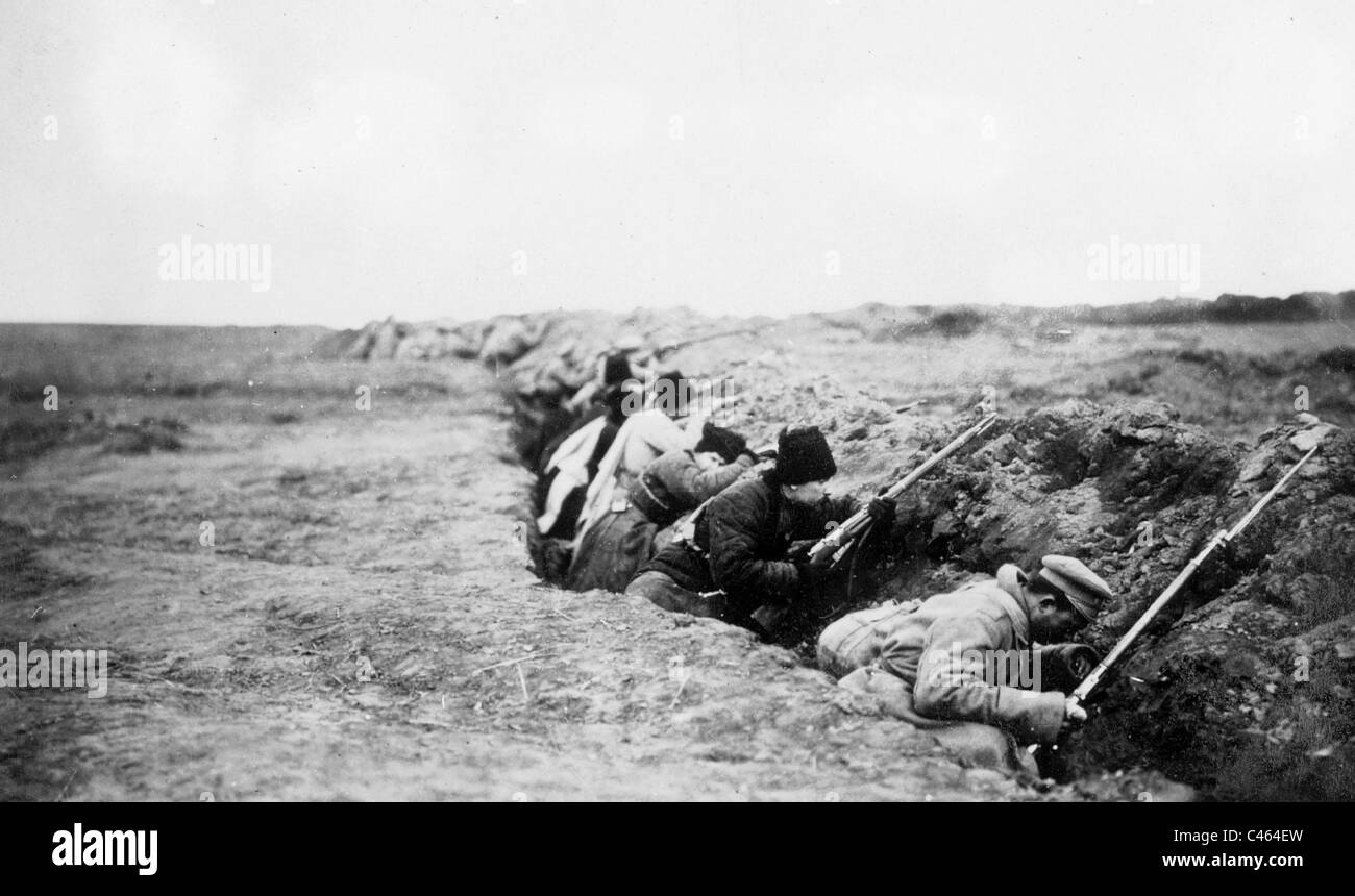 Les troupes russes dans les tranchées, 1914 Banque D'Images