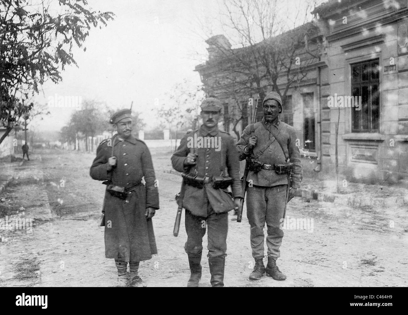 Patrouille dans une ville roumaine, 1916 Banque D'Images