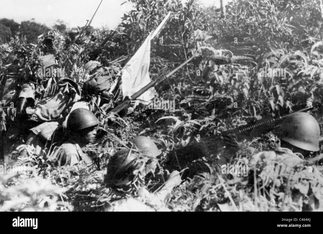 Des soldats indiens et japonais des combats en Birmanie, 1944 Banque D'Images
