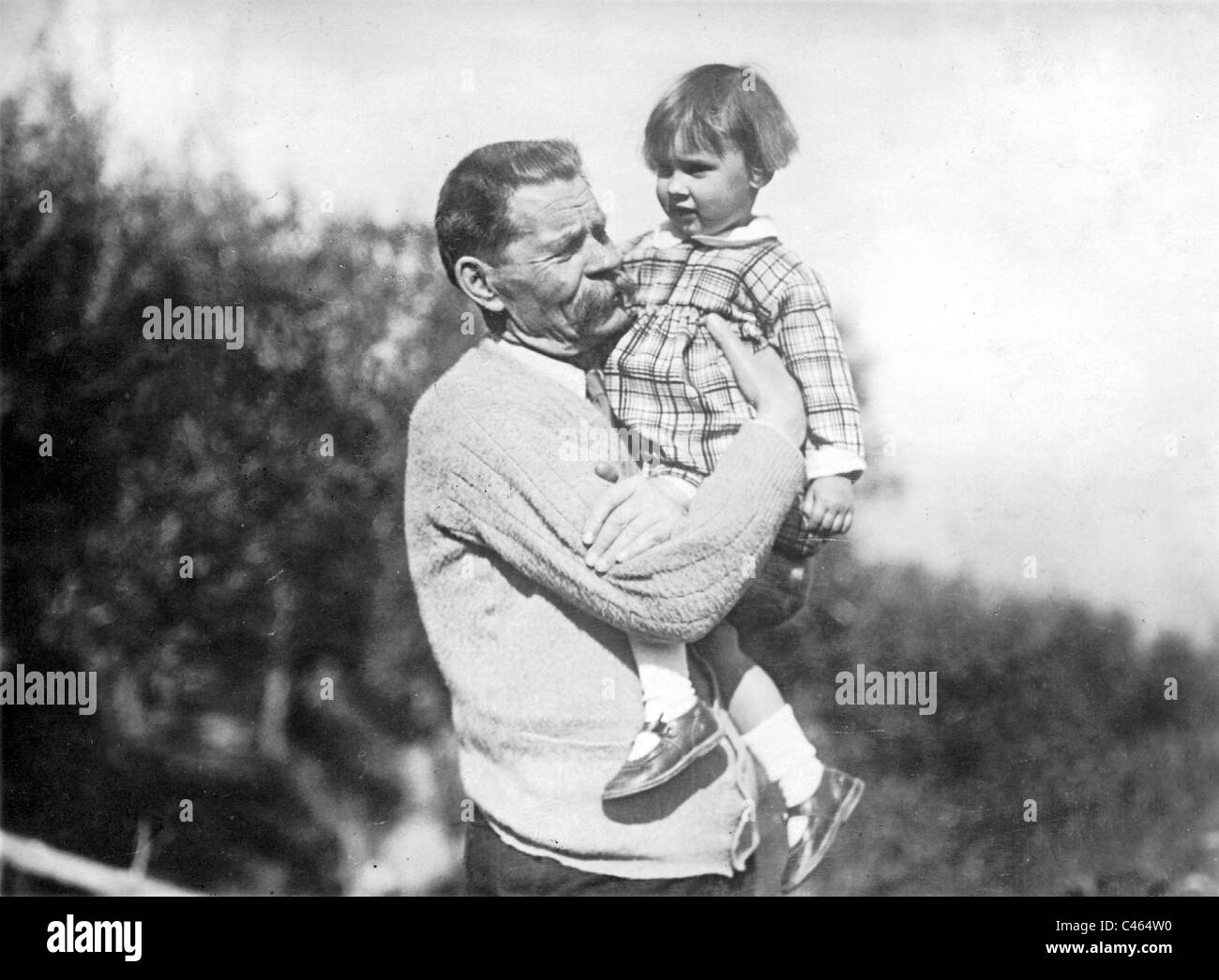 Maxime Gorki tient sa petite-fille dans ses bras, 1928 Banque D'Images