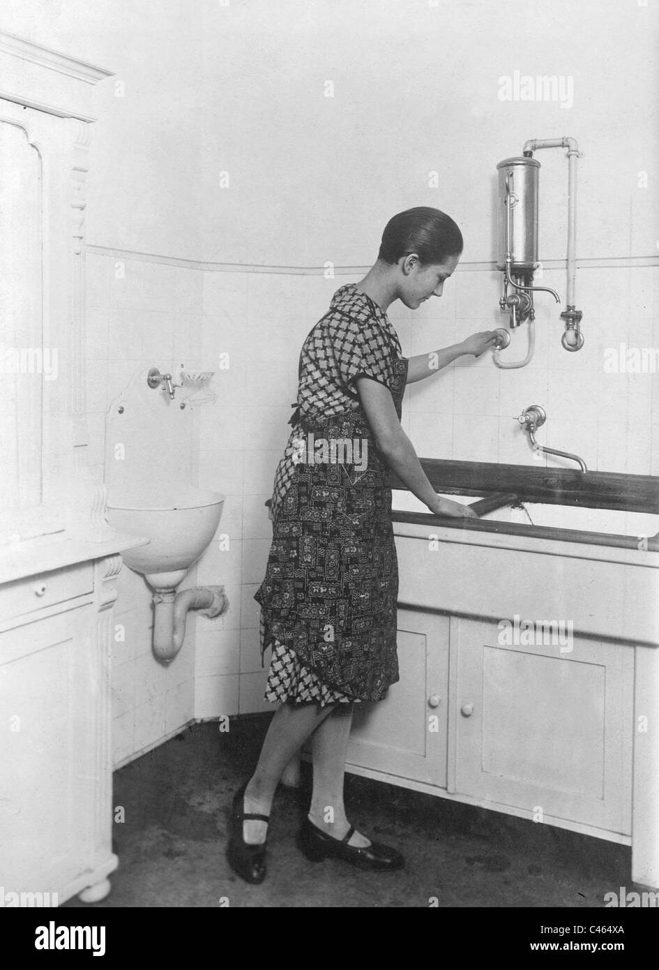 Femme au foyer à un puits moderne avec chaudière à gaz, 1927 Banque D'Images