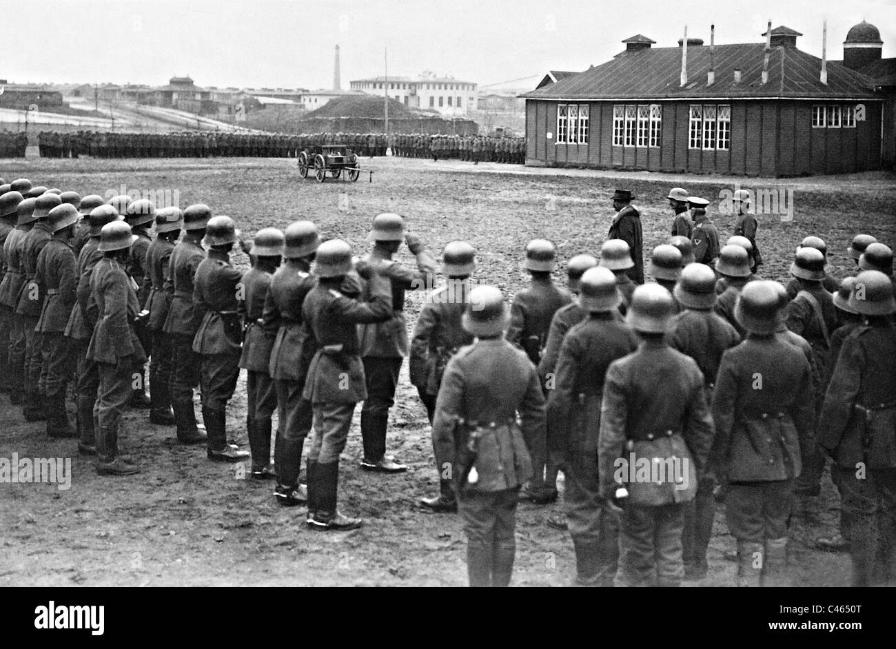 Gustav Noske sur les soldats d'un Freikorps, 1919 Banque D'Images