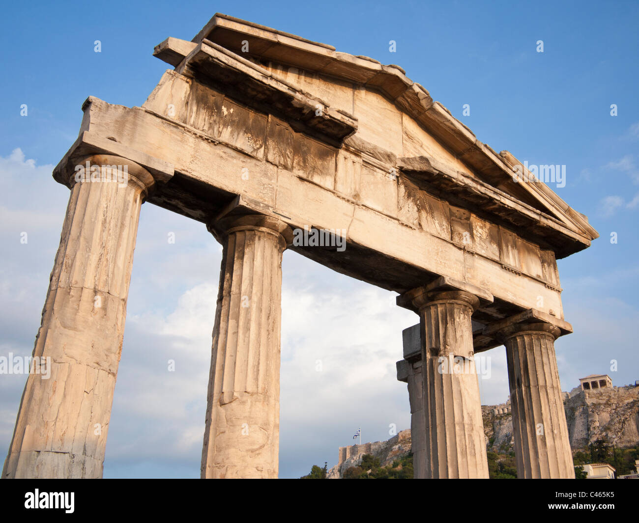 Arch d'Athéna Archegetis, entrée au Forum Romain, dominé par l'Acropole, Athènes, Grèce Banque D'Images