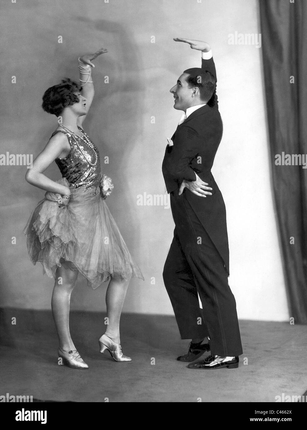 Les interprètes dansent le fond noir, 1926 Banque D'Images