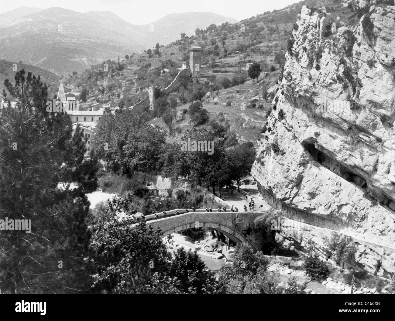 FRANCE Ca 1936 Cyclisme - Etape Digne - Nice La descente sur Castellane