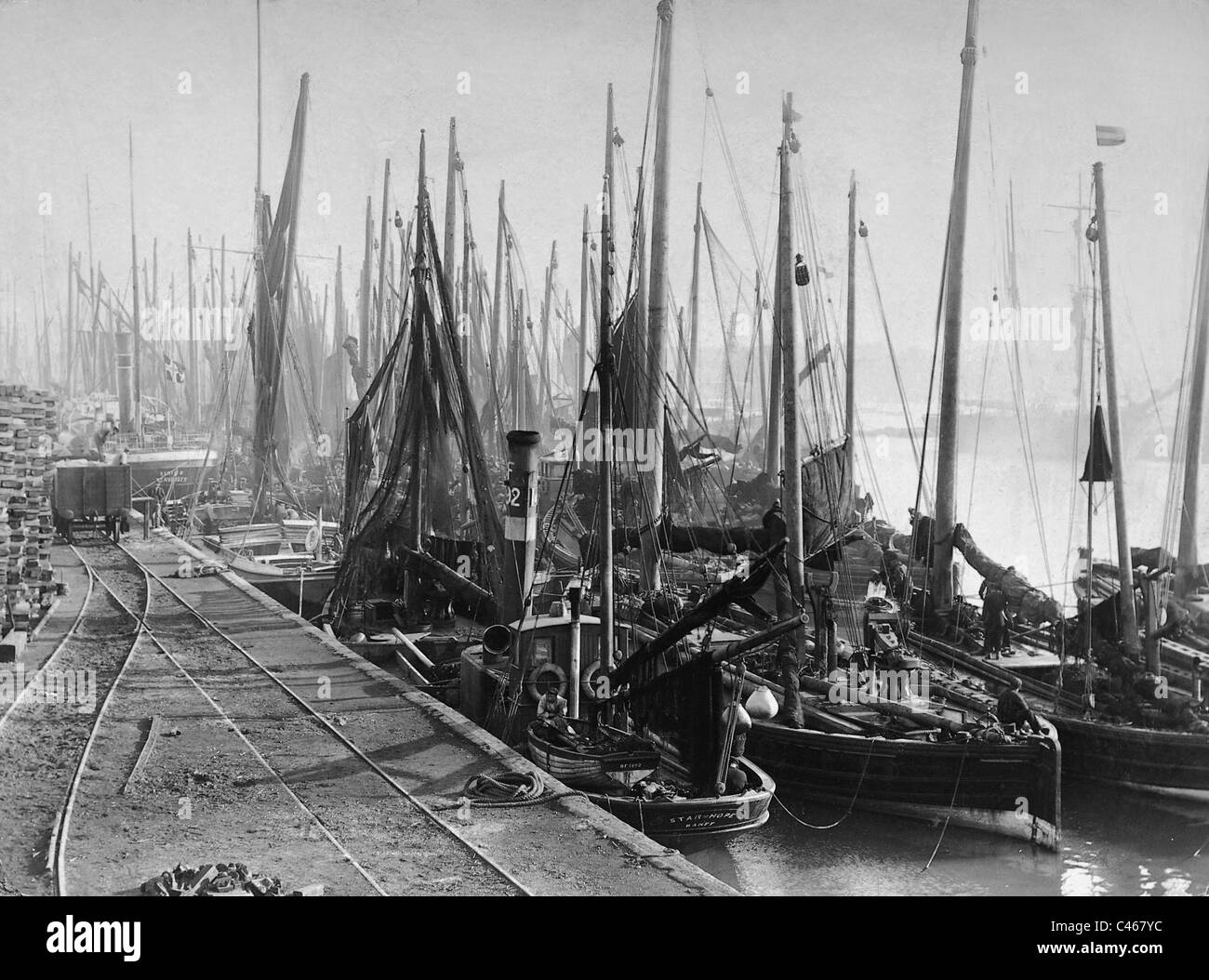 La flotte de pêche dans un port fluvial, 1912 Banque D'Images