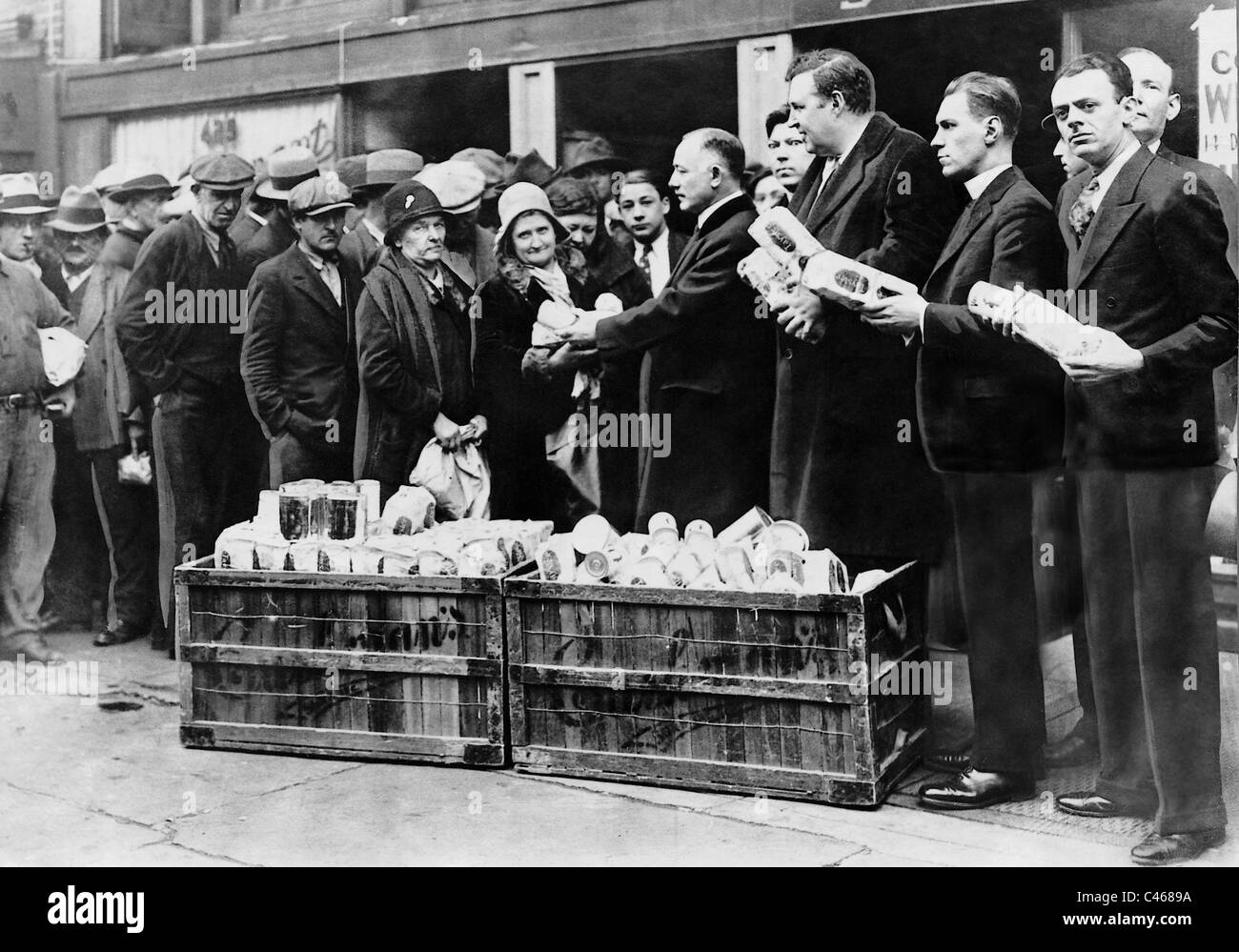 Les candidats au Congrès de distribuer de la nourriture au cours de la Grande Dépression, 1930 Banque D'Images