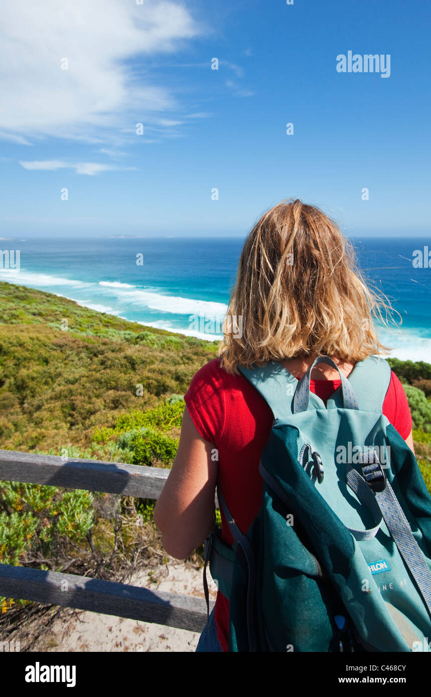 Un randonneur donne sur la côte de la piste Bibbulmun. Albany, Australie occidentale, Australie Banque D'Images