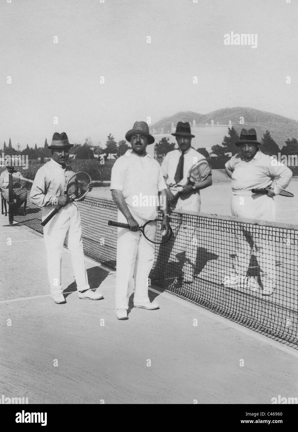Le roi Amanullah Kahn tout en jouant au tennis, 1928 Banque D'Images