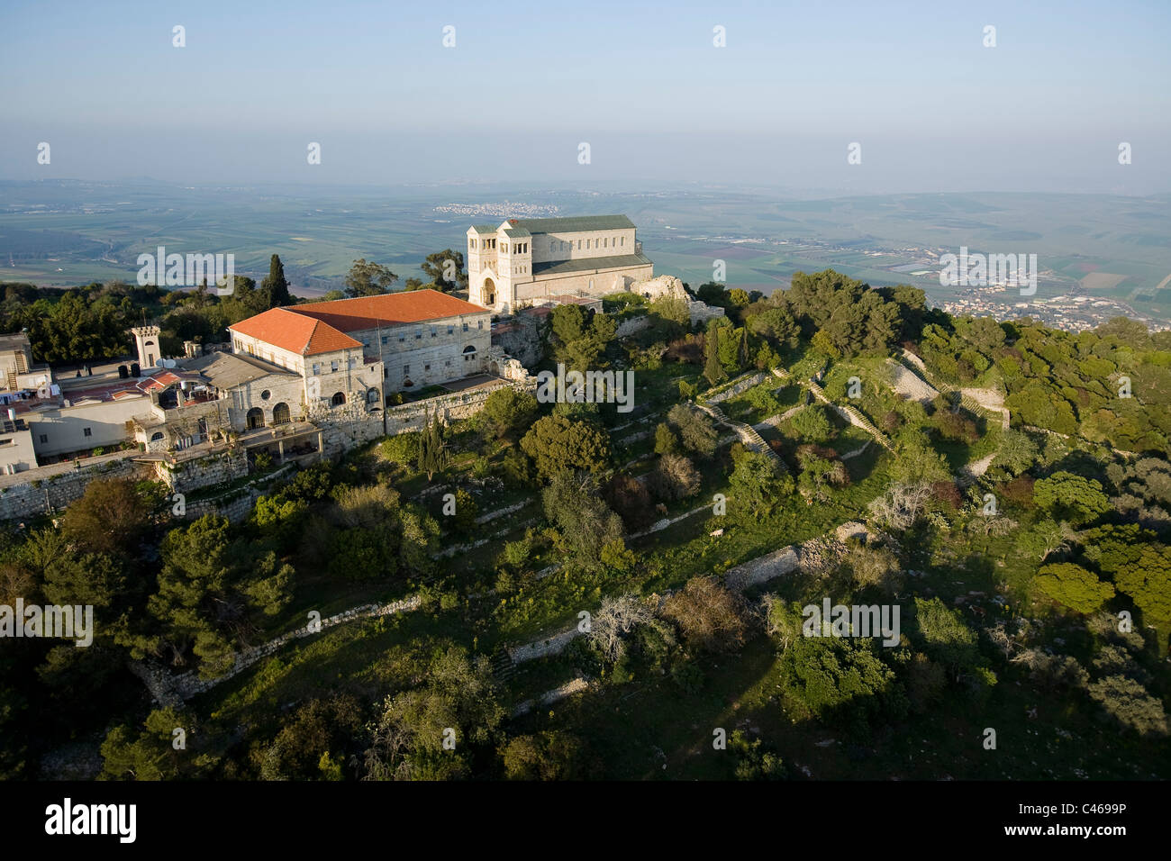 Photographie aérienne de la Transfiguration église sur le sommet du mont Tavor dans la basse Galilée Banque D'Images