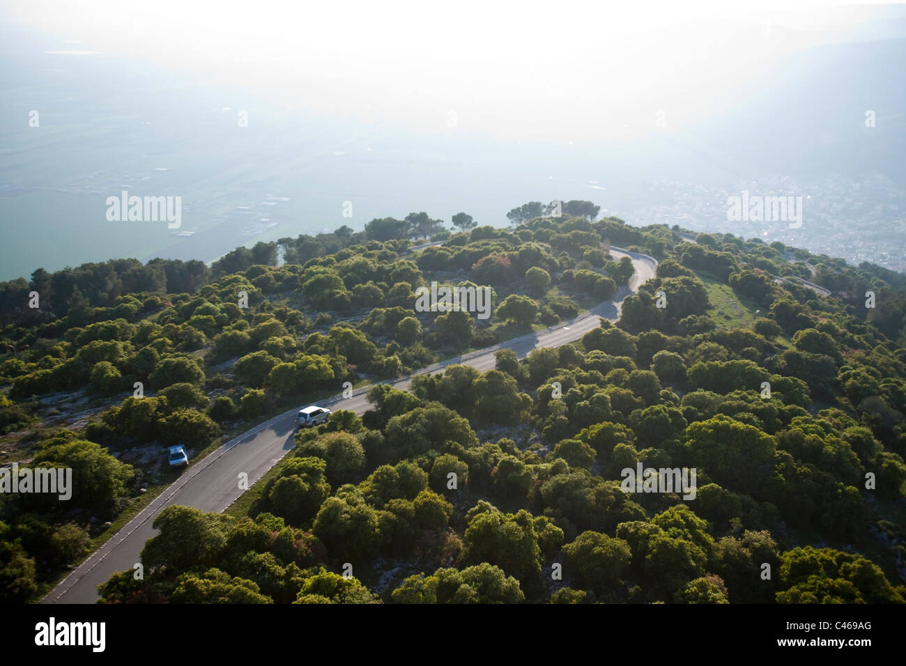 Photographie de la route vers le sommet du mont Tavor dans la basse Galilée au lever du soleil Banque D'Images