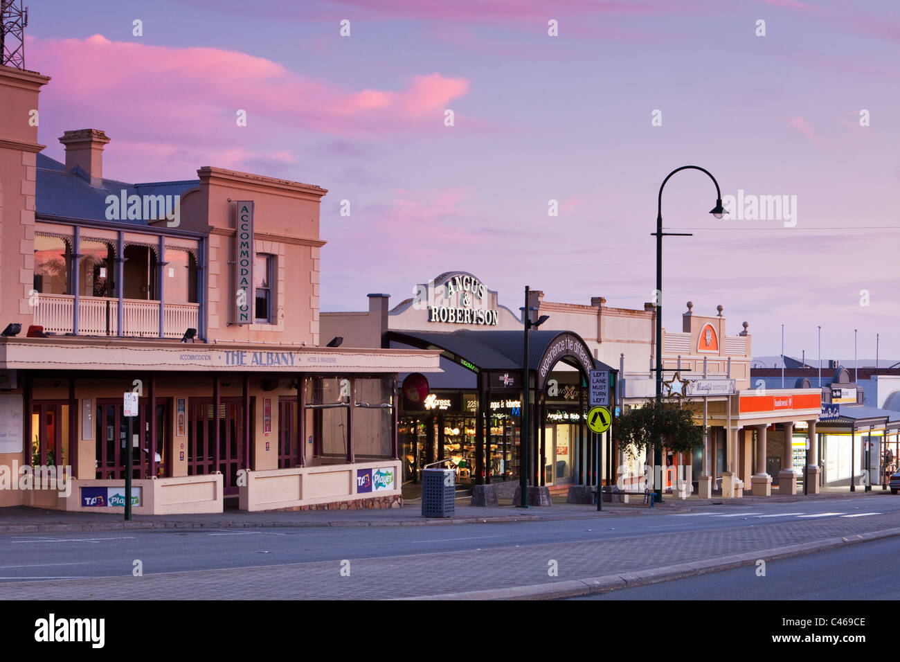 Boutiques sur la rue York, au crépuscule. Albany, Australie occidentale, Australie Banque D'Images