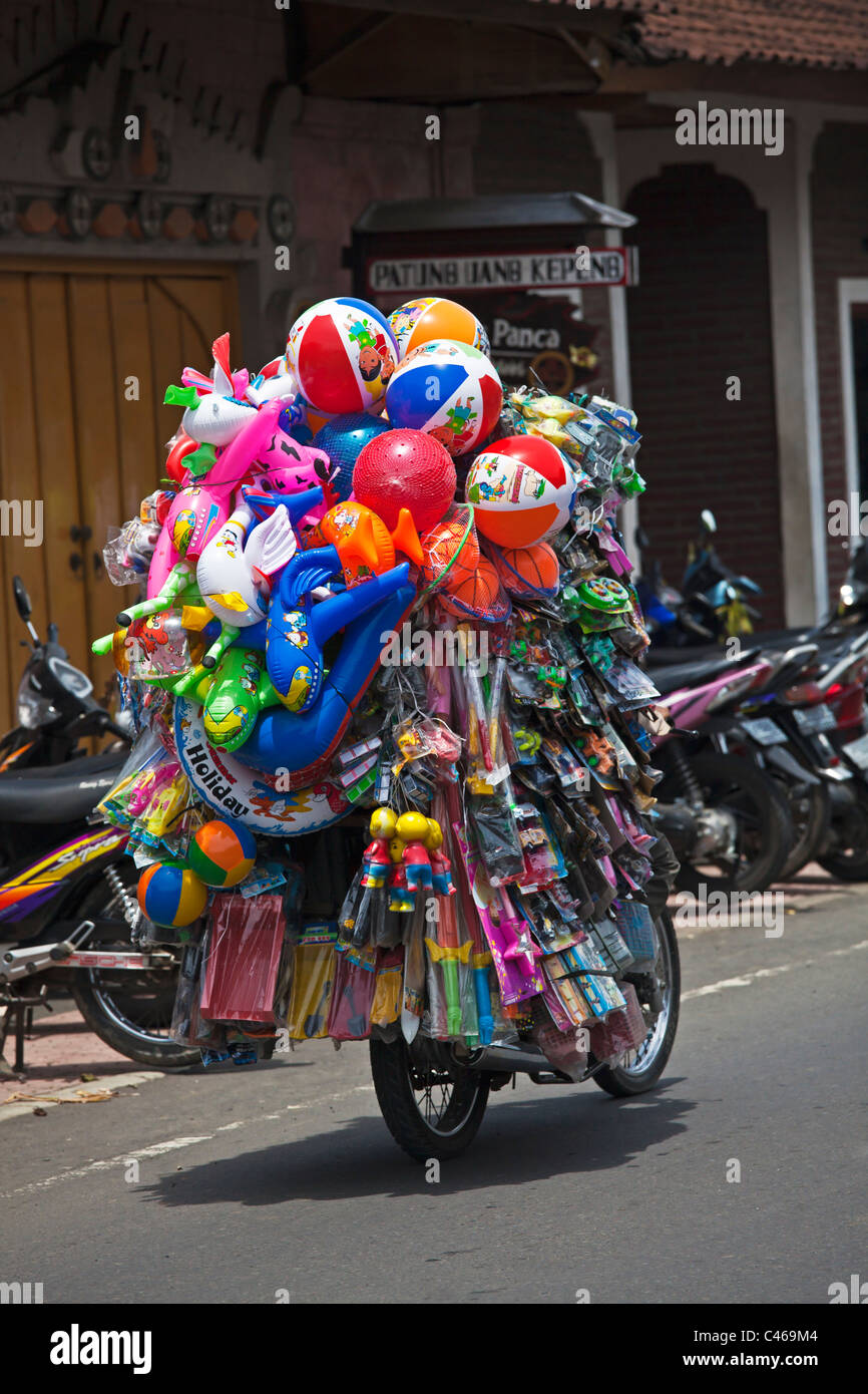 Un vendeur vend moto baloons le FESTIVAL GALUNGAN - UBUD, BALI, INDONÉSIE Banque D'Images
