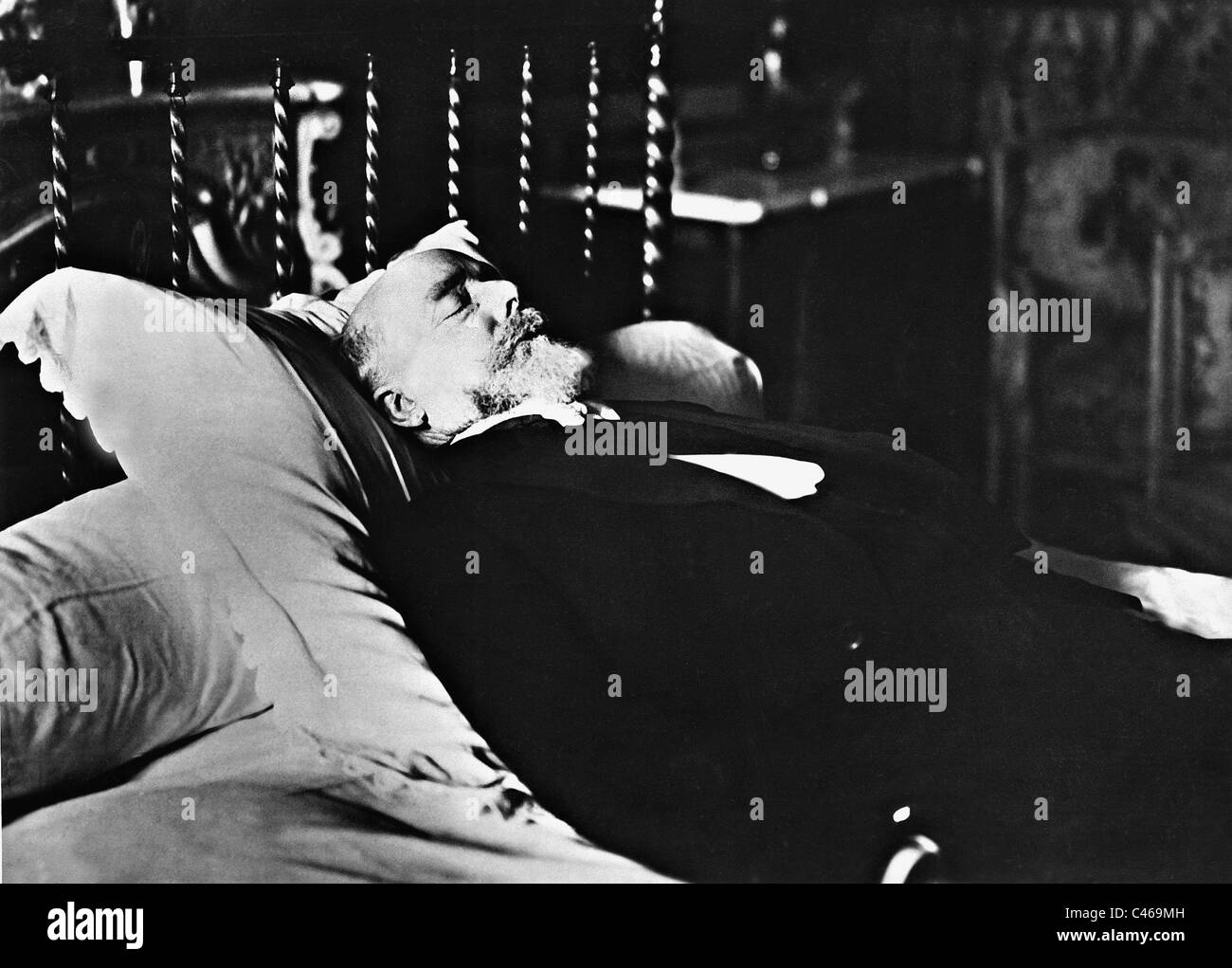 Paul Doumer sur son lit de mort, 1932 Photo Stock Alamy