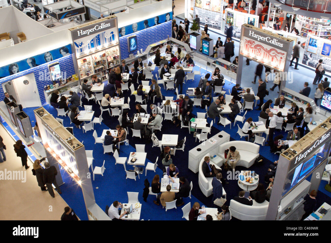 Les auteurs, les éditeurs et les agents littéraires rencontrez, réseau et faire des affaires à la Foire du livre de Londres 2011 Banque D'Images