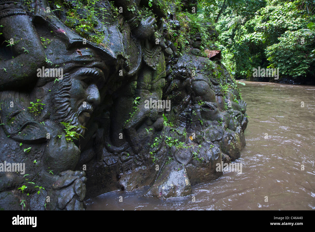 Des artisans ont creusé l'histoire du Ramayana dans la pierre sur les bords de la rivière Ayung - UBUD, BALI, INDONÉSIE Banque D'Images