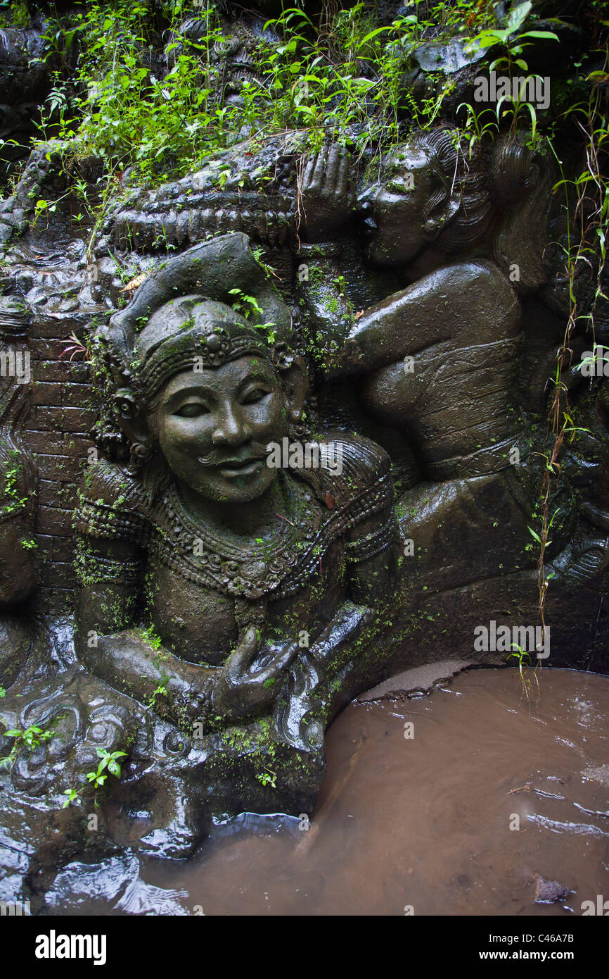 Des artisans ont creusé l'histoire du Ramayana dans la pierre sur les bords de la rivière Ayung - UBUD, BALI, INDONÉSIE Banque D'Images