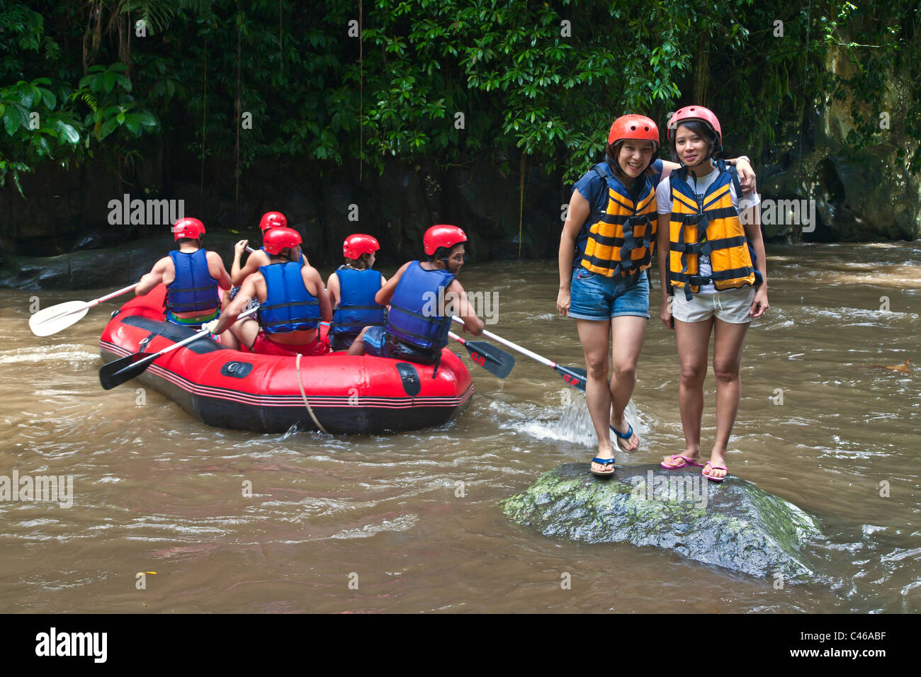 Les touristes thaïlandais rafting de la rivière Ayung - UBUD, BALI, INDONÉSIE Banque D'Images