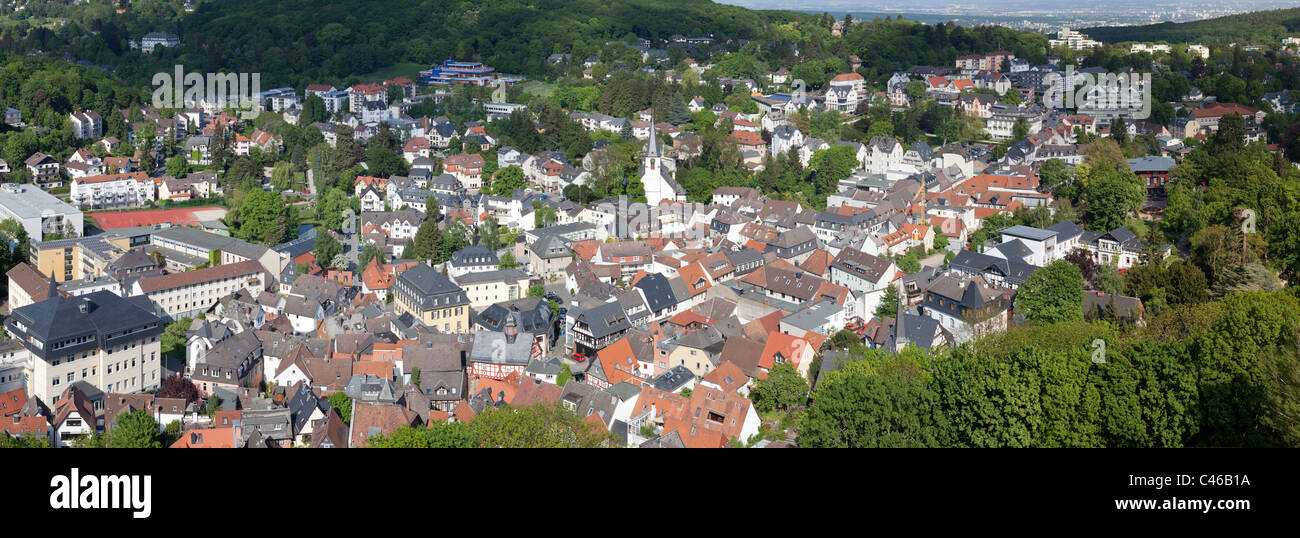 Un panorama haute résolution de Koenigstein dans le Taunus, avec en arrière-plan la ville de Francfort. Banque D'Images