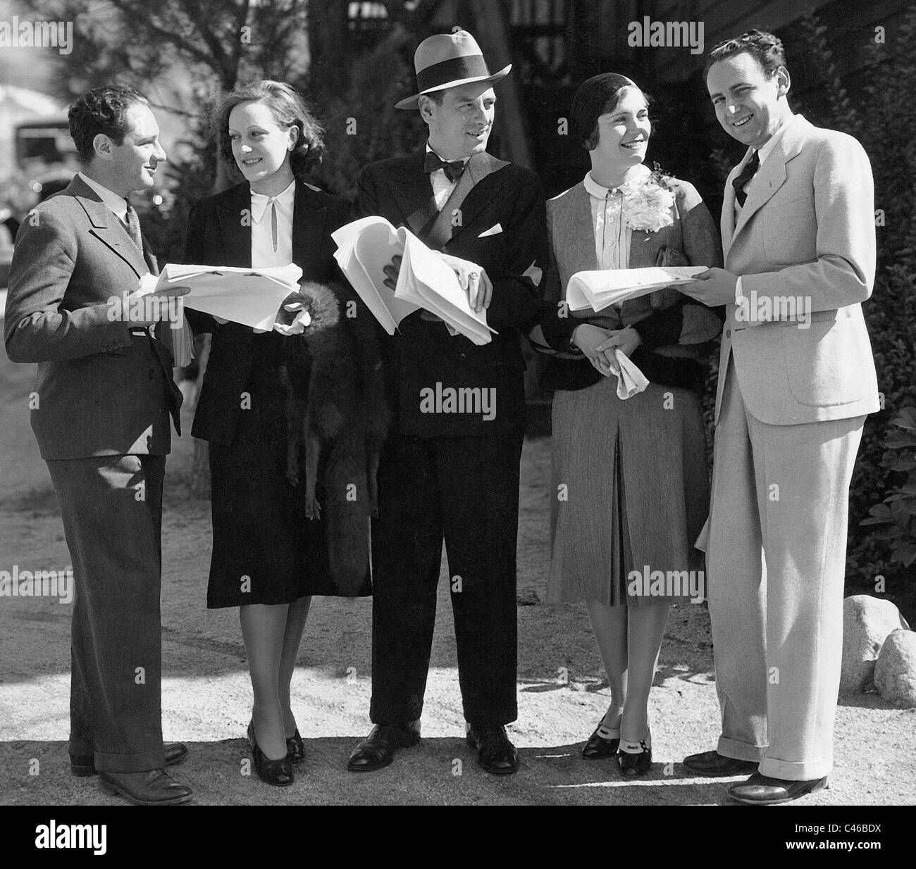 Ernst Laemmle, Tala Birell, Johannes Riemann, Olga Chekhova et Paul Kohner, 1930 Banque D'Images