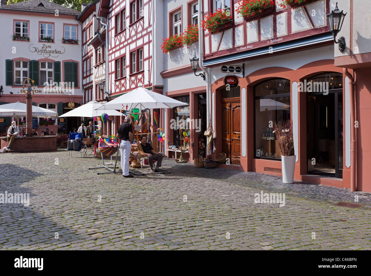 Une petite place dans les rues étroites de Mainz's Altstadt (vieille ville). Banque D'Images
