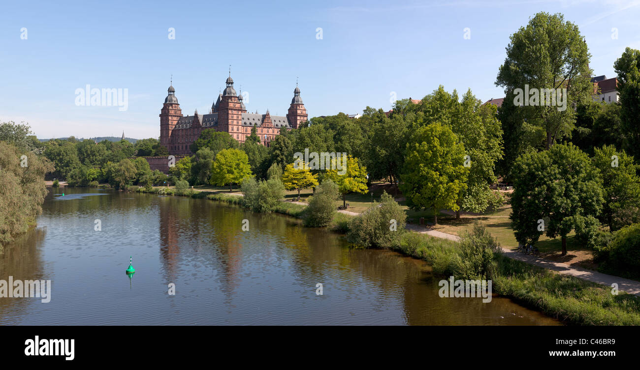 Un large panorama haute résolution, de la rivière Main et Schloss Johannisburg dans la ville bavaroise d'Aschaffenburg. Banque D'Images