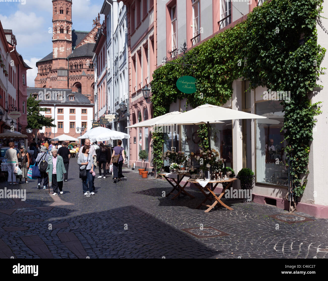 Une petite place dans les rues étroites de Mainz's Altstadt (vieille ville). Banque D'Images