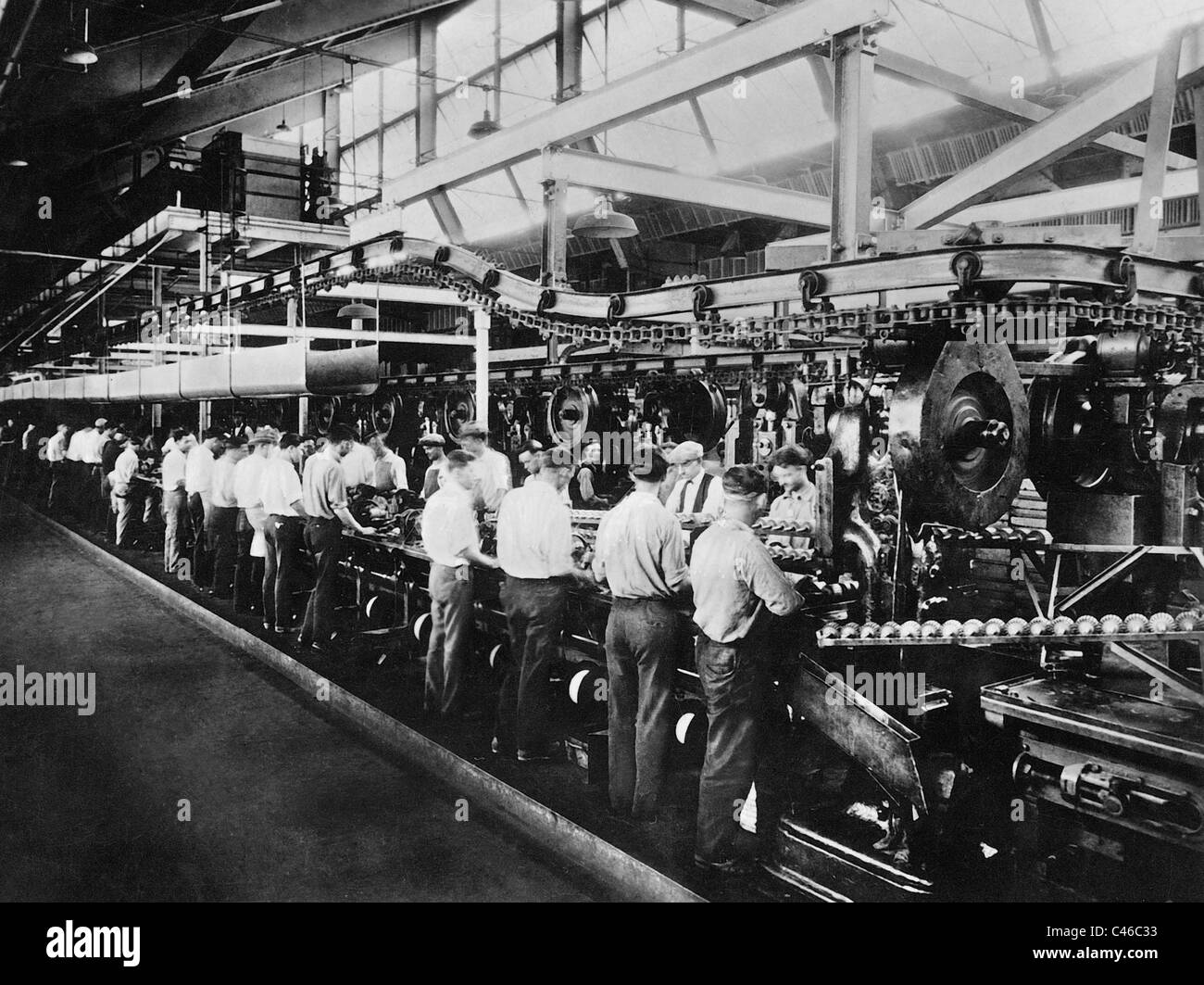 Travail à la chaine montage 1928 Banque de photographies et d'images à  haute résolution - Alamy