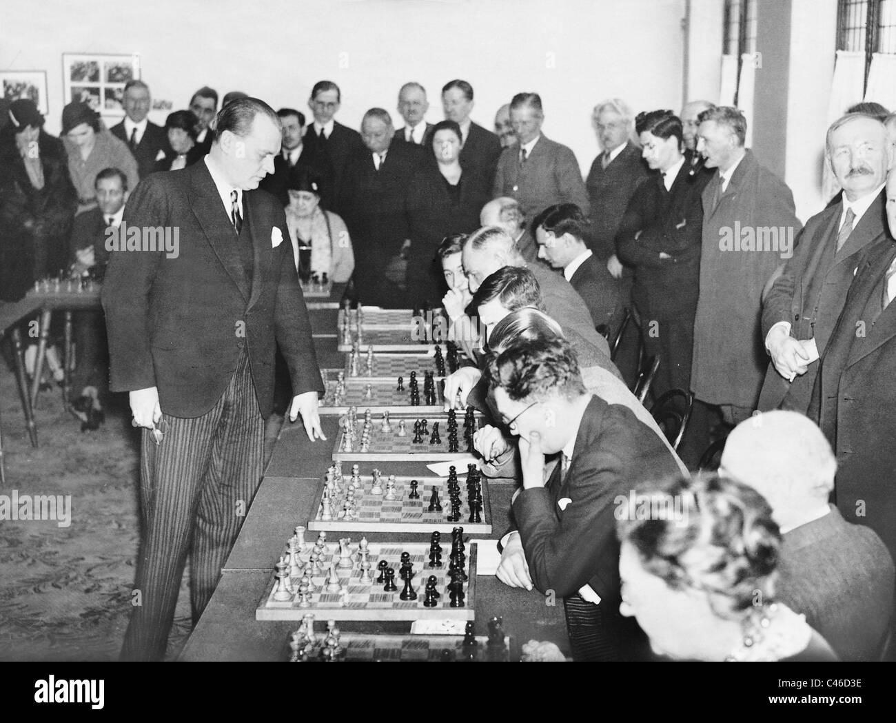 Alexander Alekhine jouant aux échecs simultanée correspond à Bayswater, 1932 Banque D'Images