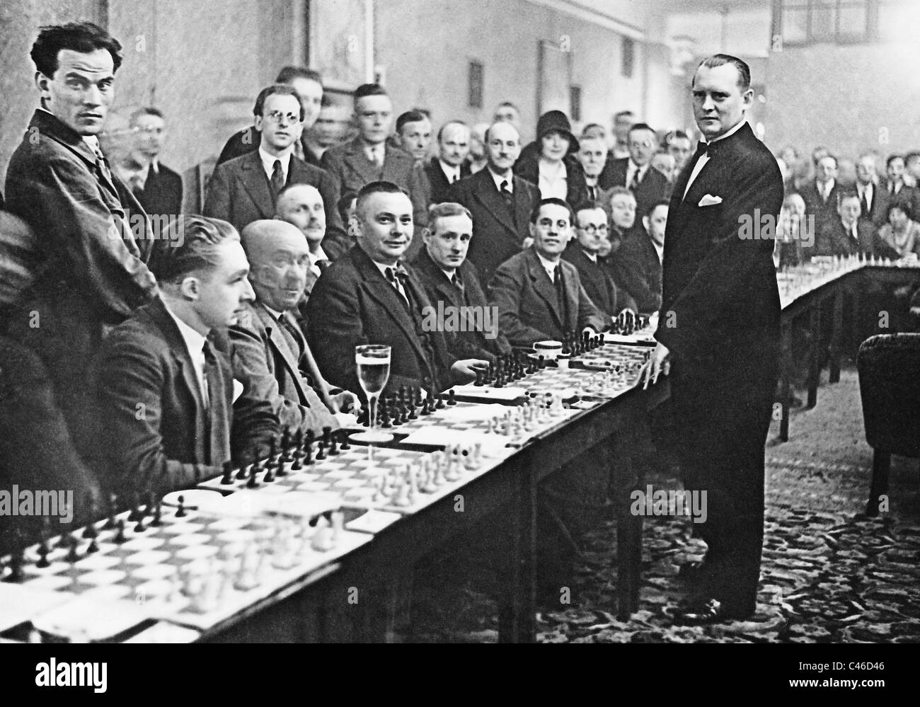 Alexander Alekhine jouant aux échecs simultanés, 1930 Banque D'Images