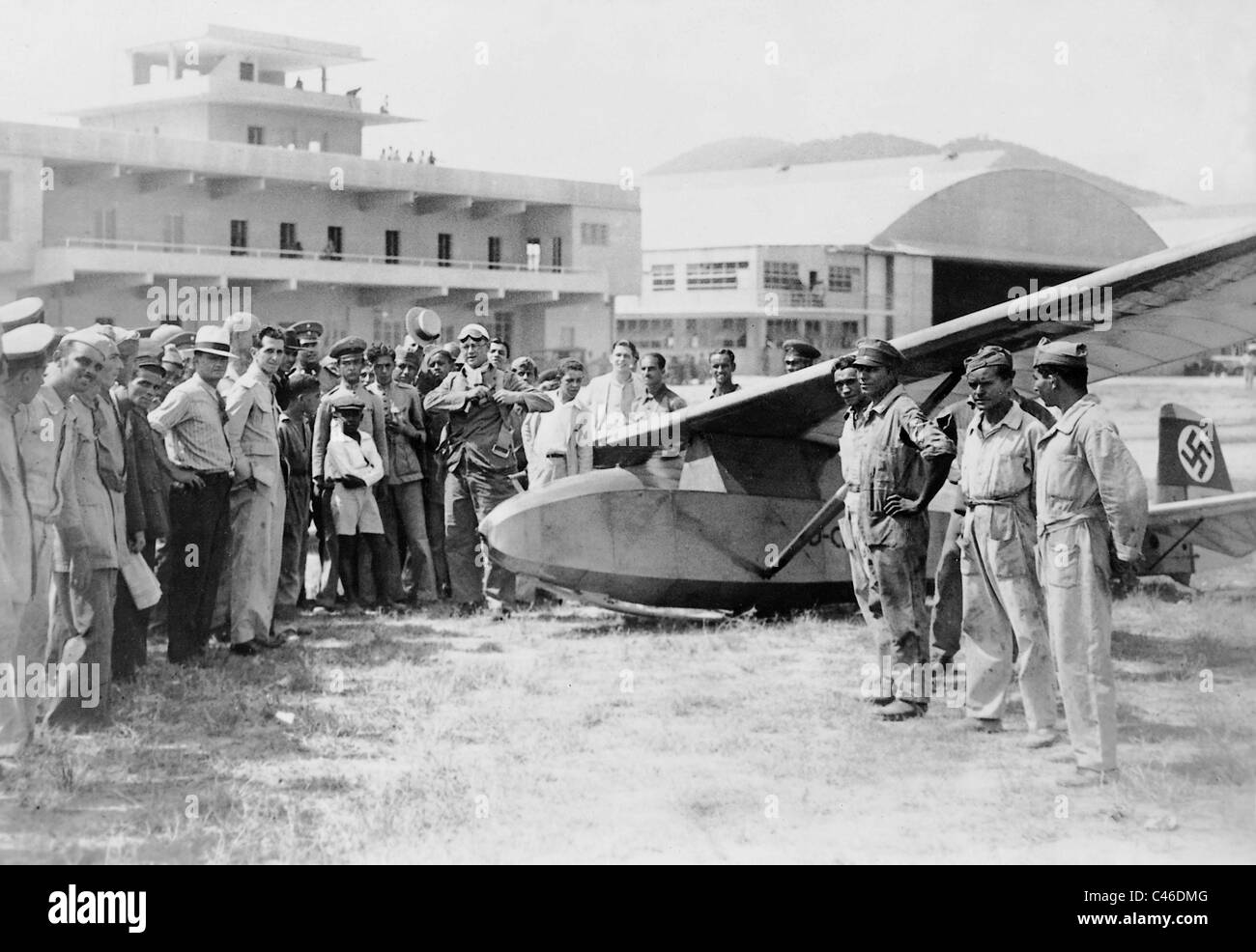 Wolf Hirth en uniforme de vol à l'aéroport de Sao Paulo Banque D'Images