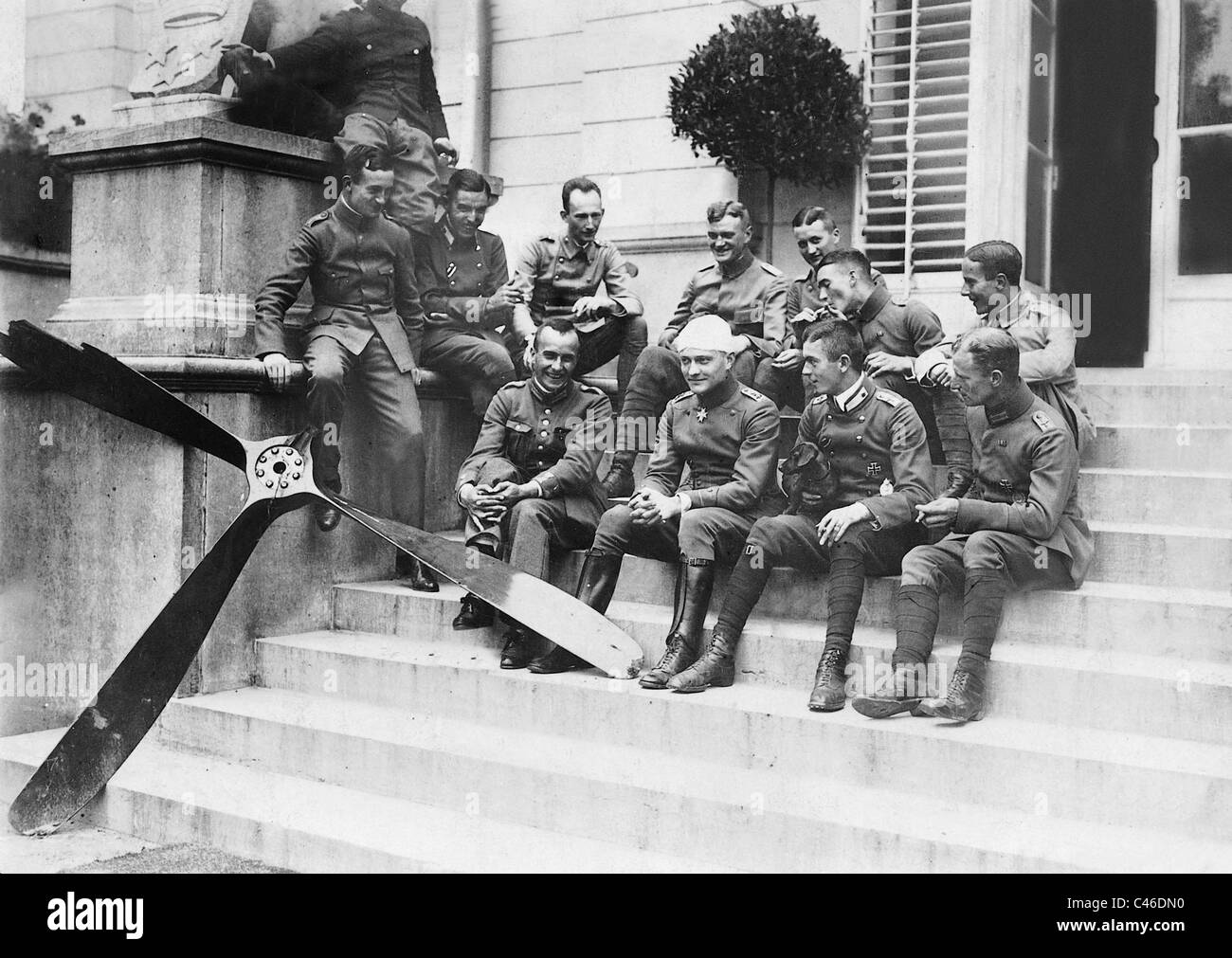 Manfred von Richthofen avec d'autres pilotes de chasse Banque D'Images