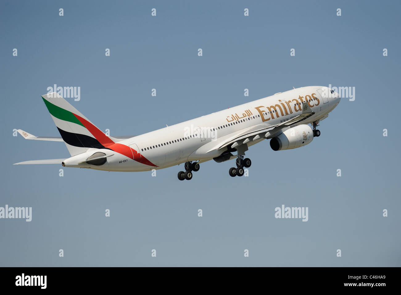 Avion Airbus de la compagnie aérienne Emirates au décollage de l'aéroport de Munich en Allemagne Banque D'Images