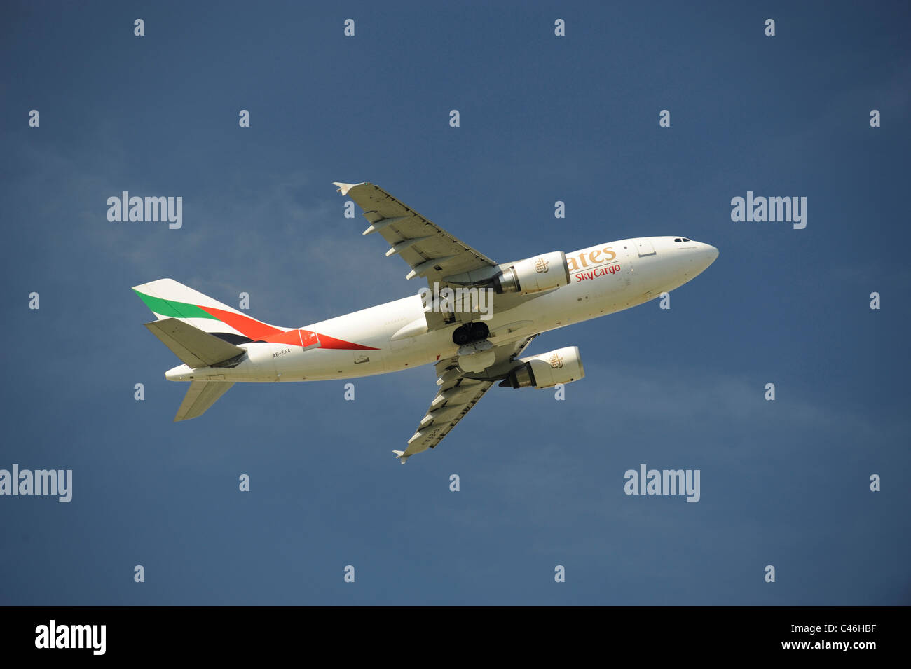 Airbus A319-300 cargo de l'avion de la compagnie aérienne Emirates au décollage de l'aéroport de Munich en Allemagne Banque D'Images