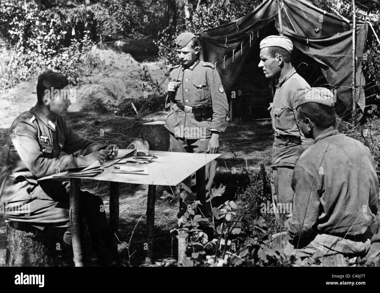 Seconde Guerre mondiale, prisonniers de guerre russes en train d'être interrogé par les soldats allemands Banque D'Images
