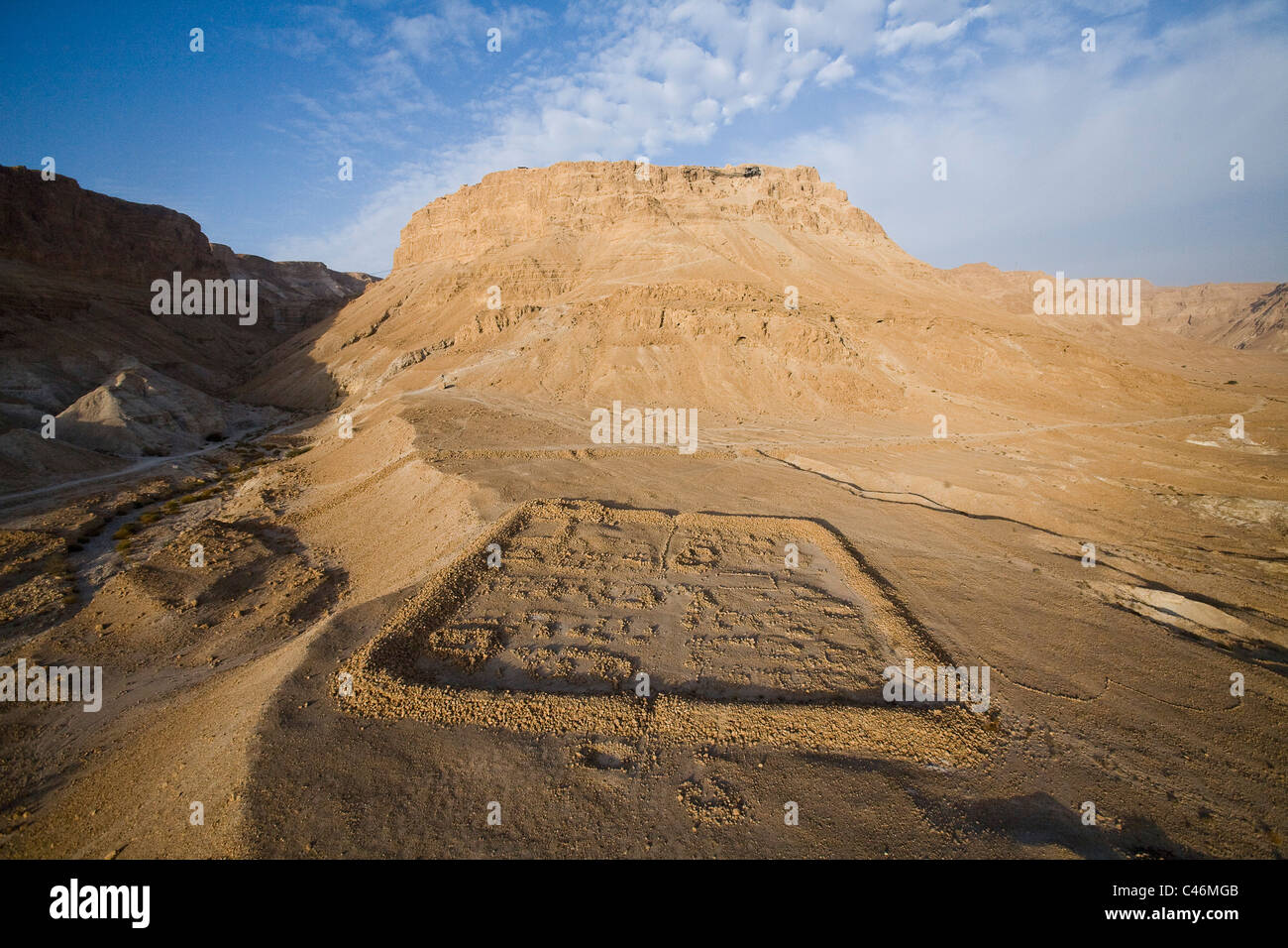 Photographie aérienne des ruines de l'un des camps de la garnison romaine près du site archéologique de Massada en date du au Banque D'Images