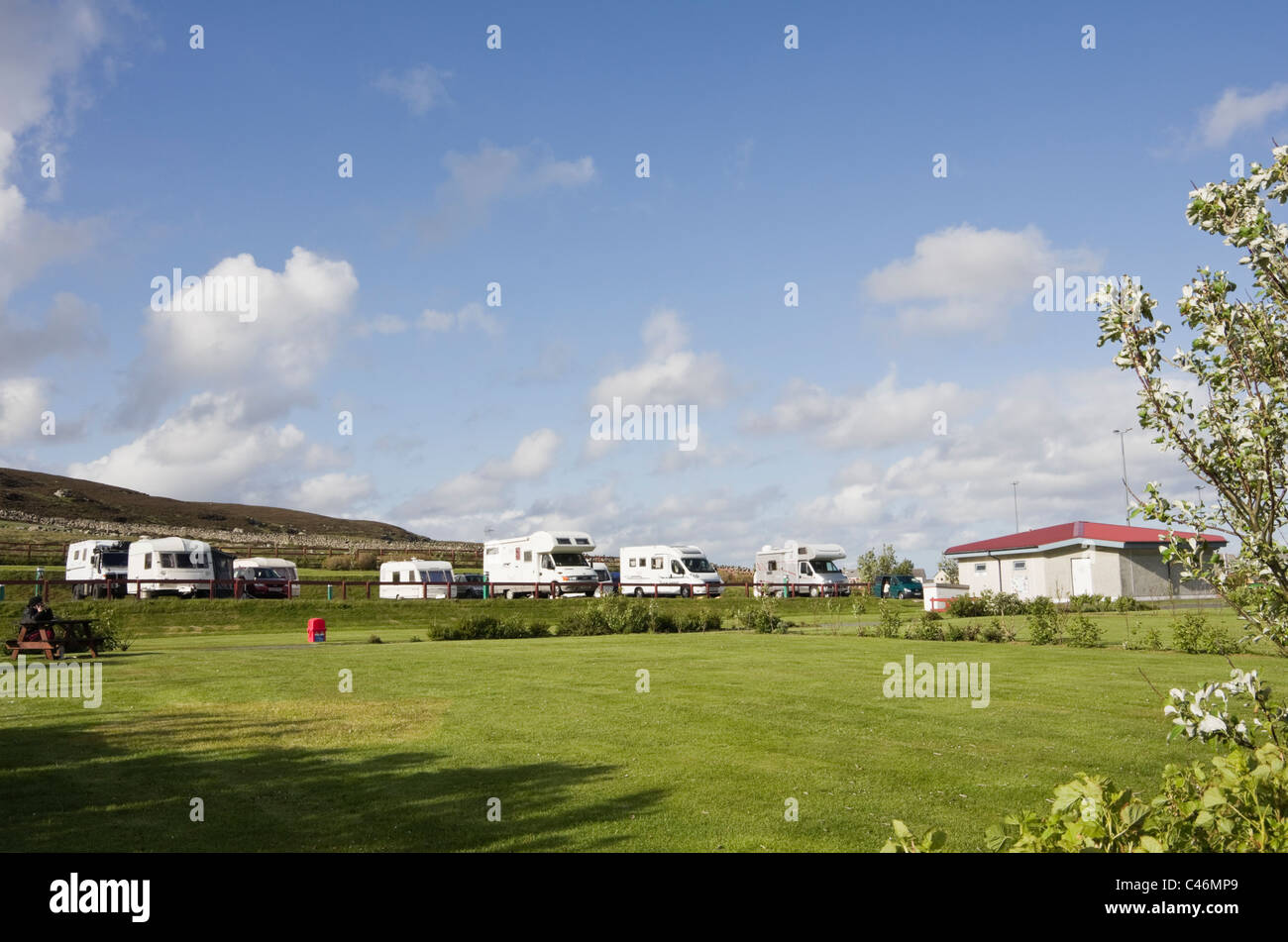 Lerwick, Shetland, Scotland, UK, Europe. Motorhomes et caravanes à Clickimin complexe de loisirs camping Banque D'Images