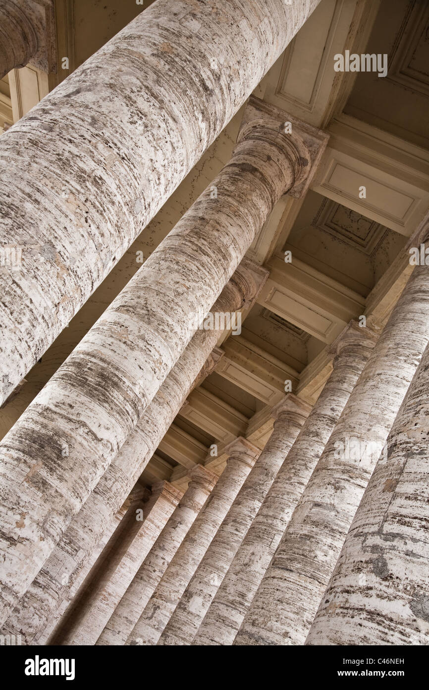 Image abstraite de colonnes en pierre autour de la place Saint Pierre à Rome Banque D'Images
