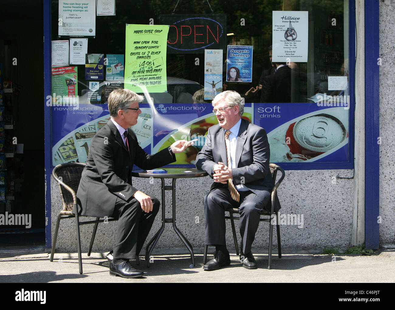 2011. Le Tánaiste (vice-Premier ministre irlandais Eamon Gilmore) se trouve à l'extérieur d'une boutique pour une courte entrevue avec Dan Keenan Banque D'Images