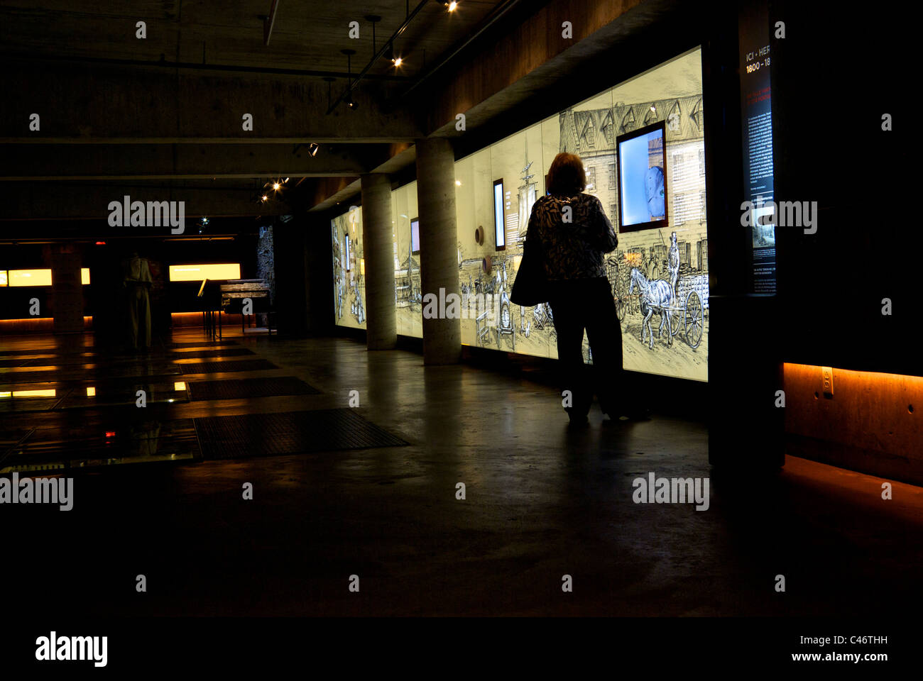 Visiteur à afficher à Pointe-à-Callière Musée d'archéologie de Montréal sous vieille ville Banque D'Images