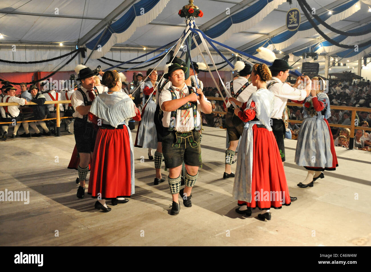 Danseur en costumes traditionnels montrent la fameuse danse "chuhplattler' en Bavière, Allemagne Banque D'Images